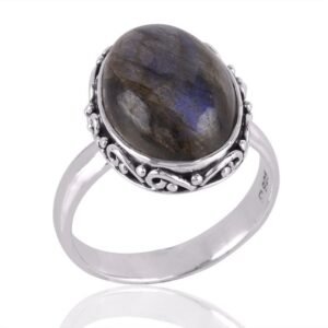 Sterling silver labradorite ring with vintage detailing and oval gemstone main view